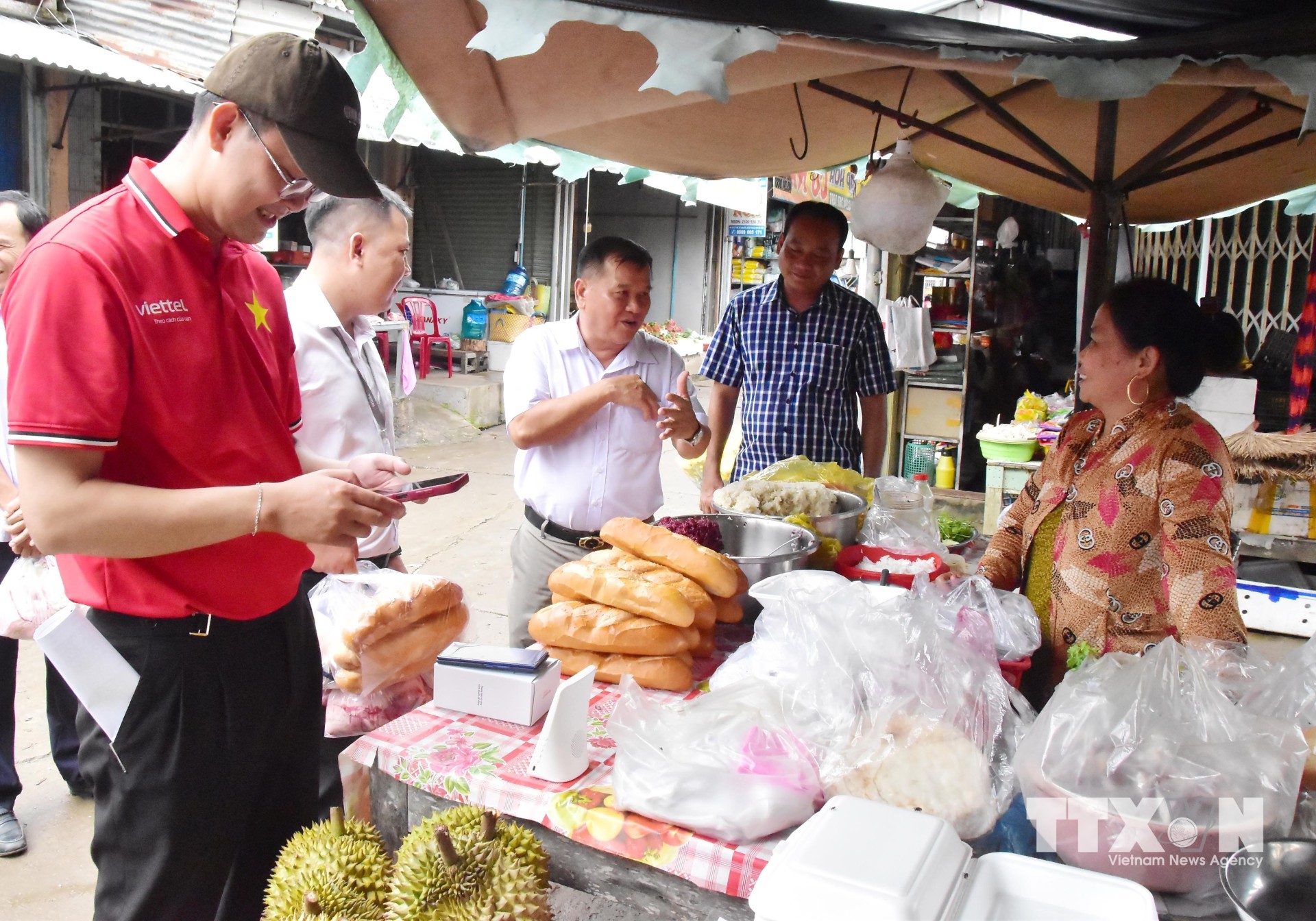 Lấy thanh toán không dùng tiền mặt làm điểm khởi đầu, từng bước hình thành phương thức giao dịch hiện đại, thuận tiện, an toàn. (Ảnh: Thanh Hòa/TTXVN)